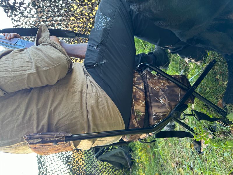 BRUNST POSTERINGSSTOL MED SVINGBART SETE